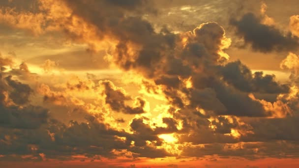 雨の雲の映像夕暮れ時の海の上の暗い嵐の雲 見事な赤い夕日の風景夕暮れ時の自然の雲の空の驚くべき光 — ストック動画