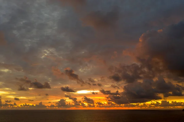 Vista Aérea Nubes Lluvia Nubes Tormenta Oscura Sobre Océano Mar — Foto de Stock