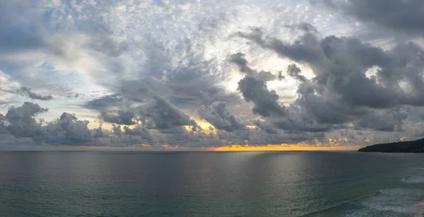 Vista Aérea Nuvens Chuva Nuvens Tempestade Escura Sobre Oceano Mar — Fotografia de Stock