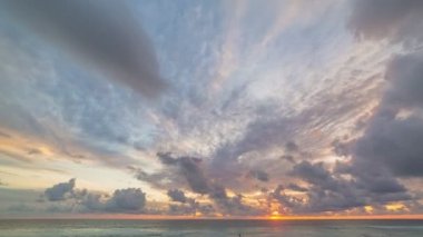Yağmurun görüntüleri okyanus üzerinde karanlık fırtına bulutları akşam gökyüzünde açık deniz üzerinde. Çarpıcı kırmızı günbatımı manzarası Alacakaranlıkta doğa ışığı bulutları. Doğa videosu ve seyahat konsepti.