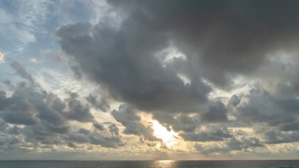 Filmaufnahmen Von Regenwolken Dunkle Gewitterwolken Über Dem Offenen Meer Abendhimmel — Stockvideo