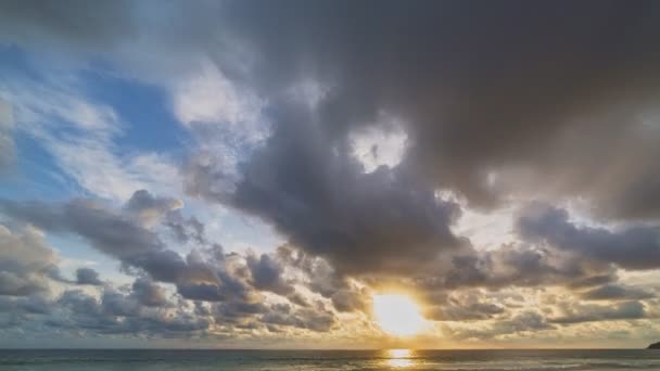 Imagens Nuvens Chuva Nuvens Tempestade Escuras Sobre Oceano Mar Aberto — Vídeo de Stock