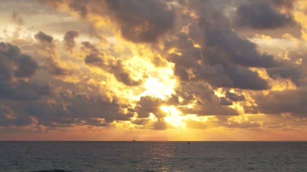 Ein Kleines Fischerboot Goldenen Sonnenlicht Drang Durch Die Wolken Erstaunliches — Stockvideo