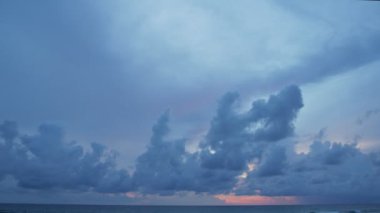 Günbatımında sarı gökyüzünde kara bulutlar