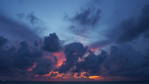 Beeldmateriaal Van Regenwolken Donkere Storm Wolken Boven Oceaan Open Zee — Stockvideo