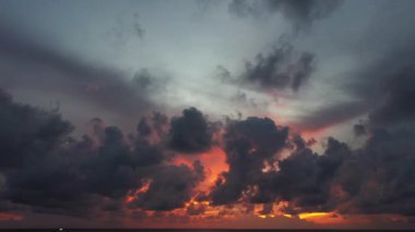 Turuncu gün batımında hava manzaralı yağmur bulutu