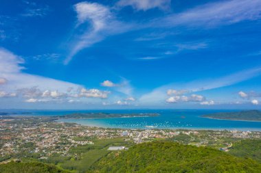 Hava manzaralı Chalong körfezi mavi denizde. Borç adası Chalong rıhtımına yakın.