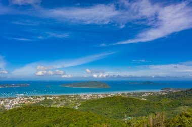Hava manzaralı Chalong körfezi mavi denizde. Borç adası Chalong rıhtımına yakın.