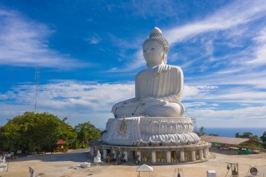 Beyaz, büyük Phuket Buddha 'nın havadan görünüşü. Mavi gökyüzünde beyaz büyük Phuket Buddha