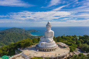Beyaz, büyük Phuket Buddha 'nın havadan görünüşü. Mavi gökyüzünde beyaz büyük Phuket Buddha