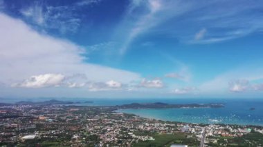 Phuket şehrinin mavi gökyüzündeki hava manzarası
