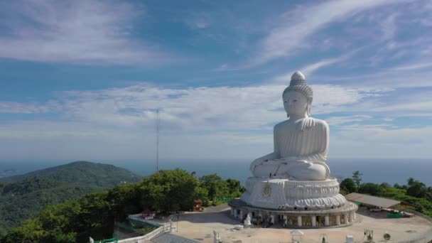 Vista Aérea Nube Blanca Cielo Azul Detrás Phuket Gran Buda — Vídeos de Stock