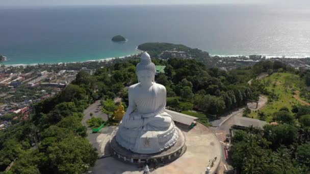Visão Aérea Nuvem Branca Céu Azul Atrás Phuket Grande Buda — Vídeo de Stock