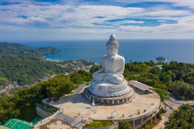 Beyaz, büyük Phuket Buddha 'nın havadan görünüşü. Mavi gökyüzünde beyaz büyük Phuket Buddha