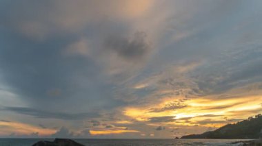 Zaman, dağ ve denizin üzerinde altın gün batımını hızlandırıyor.