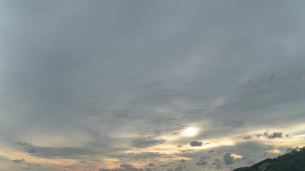 Σύννεφα Κινούνται Στον Εκπληκτικό Ουρανό Σκηνή Από Πολύχρωμο Ρομαντικό Ηλιοβασίλεμα — Αρχείο Βίντεο