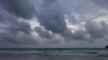 Okyanus dalgaları akşamları sakin plajı nazikçe yıkar. Coronavirus yayılırken, plaja hiç turist gelmez.