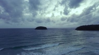 Okyanus dalgaları akşamları sakin plajı nazikçe yıkar. Coronavirus yayılırken, plaja hiç turist gelmez.