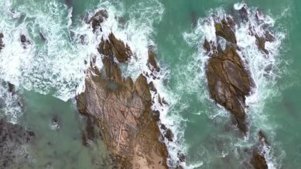 Yeşil Denizdeki Beyaz Dalgaların Havadan Görünüşü Yaz Günü Büyük Kayalara — Stok video