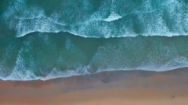 Yeşil denizdeki beyaz dalgaların havadan görünüşü yaz günü büyük kayalara çarptı. Sahildeki deniz alanı. Yeşil deniz, kayalara çarpan dalgalar. Kalim Sahilinde Phuket Tayland. 