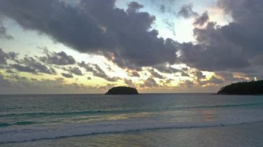  Beyaz Phuket kumsalında deniz dalgaları kusursuz bir döngü oluşturuyor.