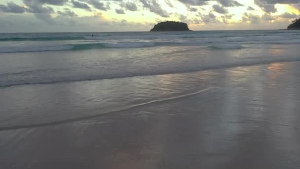 緑の海で白い波の空中トップビューは 夏の日に大きな岩に当たりました ビーチの海のスペースエリア 緑の海岩の上で波が砕ける カリムビーチ プーケットタイ — ストック動画