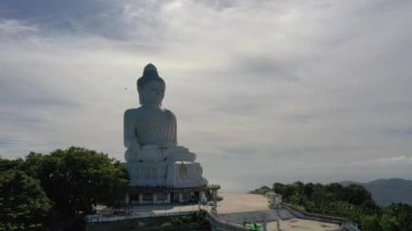 Güneşli bir günde Phuket 'in gölgesinin havadan görünüşü.
