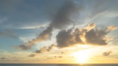 Zaman hızlandırılmış manzara günbatımı gökyüzünün renkleri varius renklerinde değişiyor