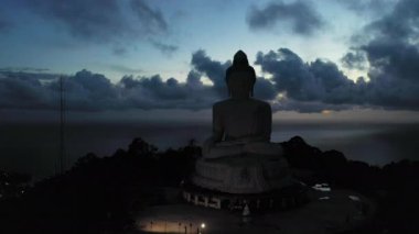 Hava manzaralı Phuket Büyük Buda güzel bir günbatımında. Heykelin güzelliği büyüleyici doğayla mükemmel bir şekilde örtüşüyor. Bulut manzara arkaplanı.