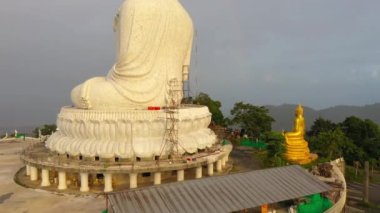 Gökkuşağıyla Phuket 'in gökyüzü manzarası.