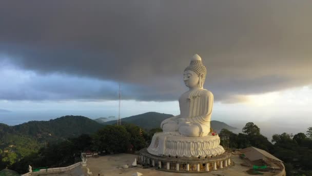 Letecký Pohled Phuketa Velkého Buddhu Deštivé Obloze — Stock video