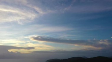Gün batımında deniz üzerindeki hava manzaralı bulutlar