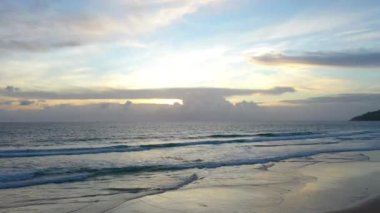  Karon Sahili Phuket 'te günbatımında hava manzarası garip şekilli bulutlar.