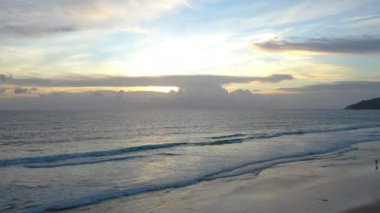 Hava manzarası Dalgalar yavaşça kıyıya doğru sürüklendi
