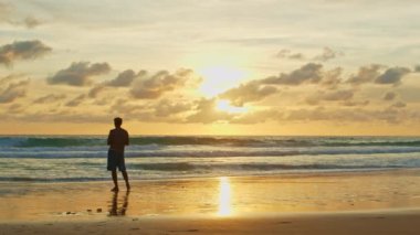 deniz bir adam selfie kayanın üzerine yukarıda gündoğumu 