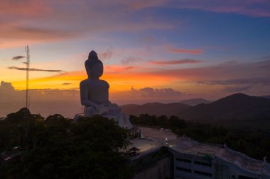 Yazın hareket eden yağmur bulutlarıyla hava manzaralı günbatımı