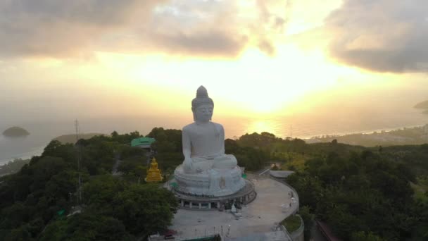 空中全景尽收眼底黄日 雨云飘扬 山顶上美丽的普吉大佛 吸引游客来访的另一个激励因素 普吉的著名地标 — 图库视频影像