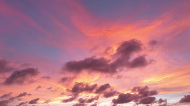 Σύννεφα Κινούνται Στον Εκπληκτικό Ουρανό Σκηνή Από Πολύχρωμο Ρομαντικό Ηλιοβασίλεμα — Αρχείο Βίντεο