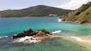 Nui Plajı, Promthep Burnu 'nun ortasındaki küçük kumsal.