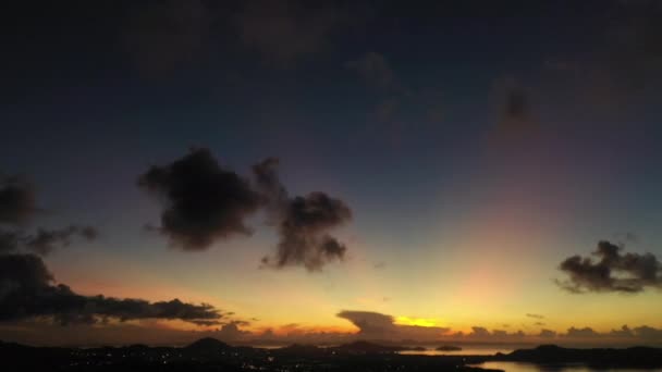 Légi Kilátás Gyönyörű Fény Keresztül Égen Napkeltekor — Stock videók