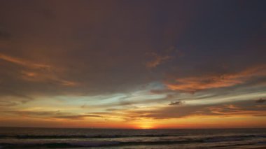 Günbatımında çarpıcı bir gökyüzü.
