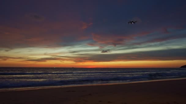 ドローンは海で夕日の写真を撮る — ストック動画