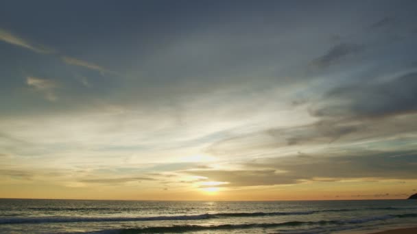 Cielo Dorado Sobre Mar — Vídeos de Stock