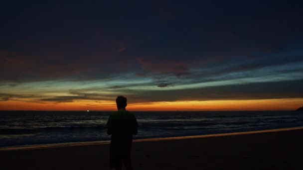 Потрясающие Красочные Облака Желтом Небе Закате Человек Летит Беспилотнике Потрясающем — стоковое видео