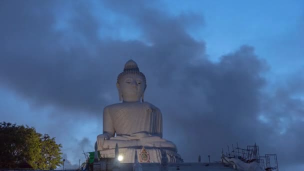 空中俯瞰美丽落日下的普吉大佛 这尊雕像的美丽与迷人的天性完全一致 云彩背景 — 图库视频影像