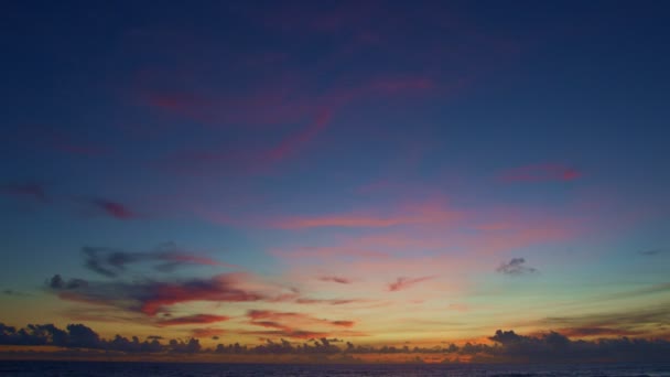 Timelapse Céu Atordoante Pôr Sol Sobre Mar — Vídeo de Stock