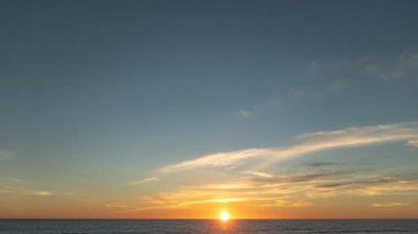 Phuket plajında günbatımında hareket eden hızlandırılmış manzara bulutu