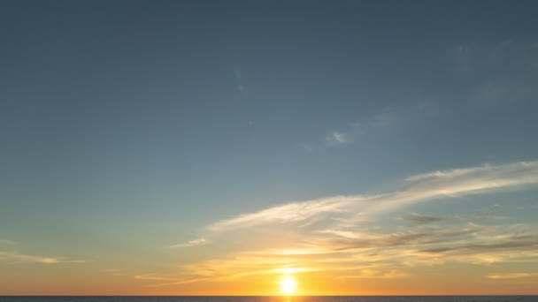 Lapso Tiempo Hermoso Cielo Amarillo Atardecer Sobre Océano — Vídeos de Stock