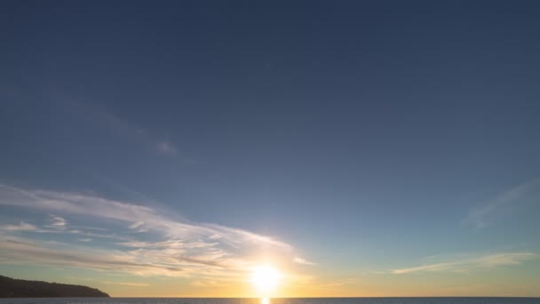 カロンビーチプーケットタイの季節のタイムラウンドイエロー雲景 — ストック動画