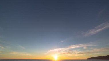 Karon plajı Phuket Tayland 'da günbatımı 